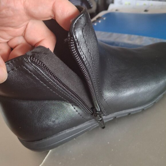 Easy Spirit Women's Alice Black Ankle Boots - Chelsea Pull-On Booties Size 6M - Picture 2 of 5